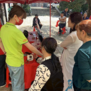 望新社区香樟树下：爱心集结问需求，便民服务零距离