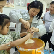 漆扇绘爱传温情 亲子共叙母亲节