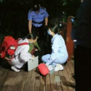 阳光社区：深夜生命竞速！秩序员勇救轻生老人彰显大爱