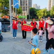梅溪湖街道嘉顺社区专职“雷锋志愿者”护学岗上线，守护学生安全出行