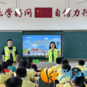 溁湾镇社区“安全课堂进校园” 守护学生出行“安全路”