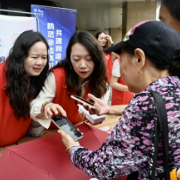 湘江新区上演“防非大戏”：广场变课堂，居民围着“防非摊位”学避坑指南