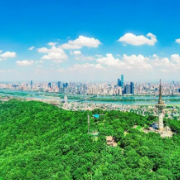 何朝晖主持召开湖南湘江新区（长沙高新区）管委会主任会议（区政府常务会议）