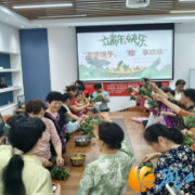 梅溪湖街道晟秀园社区开展“浓情端午，‘粽’享欢乐”包粽子活动