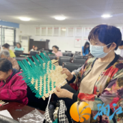 八字墙社区开展“端午古韵 竹扇新风”活动