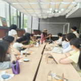 梅溪湖街道华茂社区举办"美丽有方"公益化妆公开课,助力居民解锁精致生活新技能