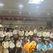 林海社区：巧手绘扇纳清凉 邻里共叙文化情