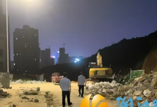 望岳城管：清运建筑垃圾 提升城市环境
