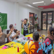 湖中社区：社工助力夕阳红，手指灵动乐无穷