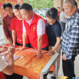 便民“集市”暖意浓，父亲节里敬父情