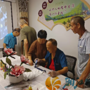 竹马塘社区开展“父爱如‘衫’无可‘T’代”手工活动