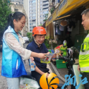 桐梓坡社区：系紧头盔护平安 识破毒影筑防线