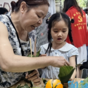 梅溪湖街道梅园社区开展“端午童趣汇·老少乐陶陶”双节共庆活动