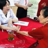 文景社区举办“三伏游艺局・中医养生季” --沉浸式体验中医养生魅力的主题活动