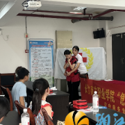 理论+实操！谭家冲社区开展青少年防溺水急救科普活动，守护暑期安全