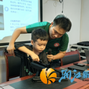 火炬城社区：拆装模型学国防 少年争当“武器小专家”