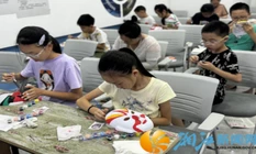 梅溪湖街道桃岭社区开展非遗脸谱彩绘课：让青少年
