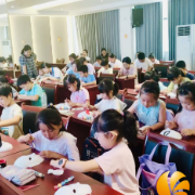 学士街道学峰社区：服务及时雨，“托”起暑期安心一夏！