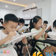 学联社区青少年执笔绘伞，童心巧绘非遗梦
