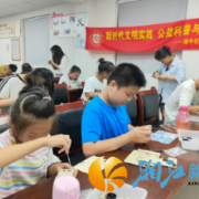 液压铲车 “玩” 转科学！湖中社区关工委助力青少年沉浸式解锁暑期新技能