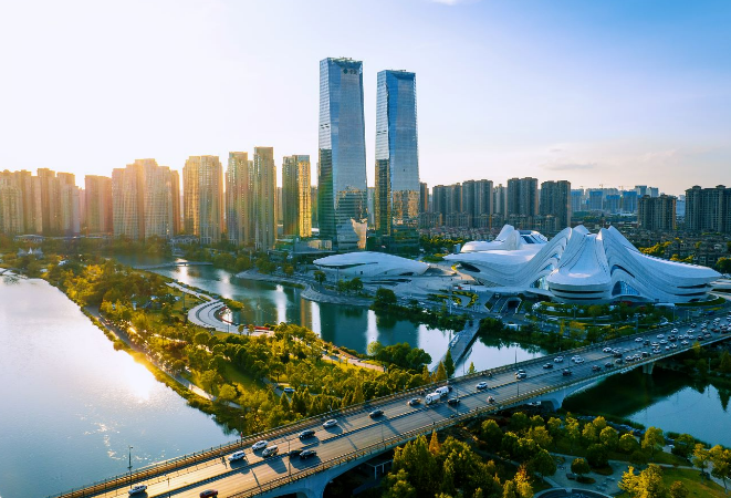 何朝晖主持召开半年度项目建设推进会议
