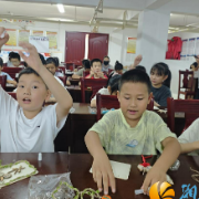 梅溪湖街道骑龙社区开展“绿枝新章，绘就环保长卷”青少年环保手工活动