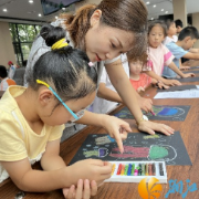 靳江社区：“小小向日葵”创意绘画班 绽放孩子艺术梦