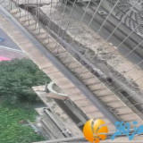 天凤社区快速排除险情，“蜘蛛人”高空拆除摇摇欲坠的窗沿