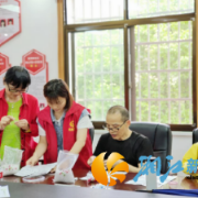 溁湾镇社区手工串珠暖人心 银发巧手串起幸福时光