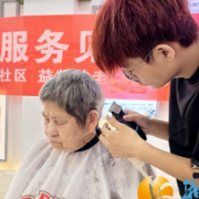 志愿“托尼”上线 免费理发为邻“解暑”