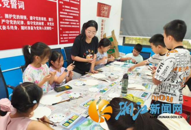 桐梓坡社区：夏日艺趣汇 团扇创意集