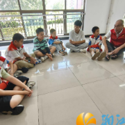 “小小解放军”社区军训体验：青春与家国情怀的激情碰撞