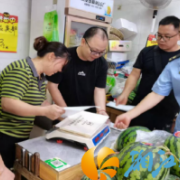 望月湖农贸市场电子秤全面“体检” 合格秤具贴标防“作弊”