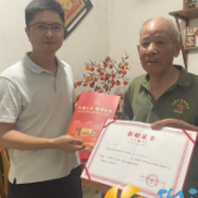 传承红色基因，西湖街道为老兵颁发文物捐赠证书