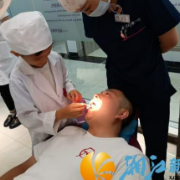 银鸿社区：“小小牙医”持证上岗，亲子互换学护牙