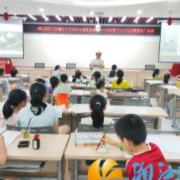 梅溪湖街道润龙社区“小小向日葵营地”国画班落幕，笔墨丹青绘童心