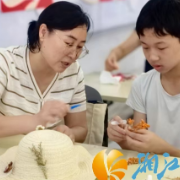 巧手编织夏日清凉 笑语共度亲子时光