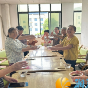 巧手做凉粉送清凉 政策宣讲暖人心