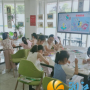 巧手绘团扇 古韵传新风
