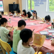 梅溪湖街道华茂社区开展青少年美术公益培训活动