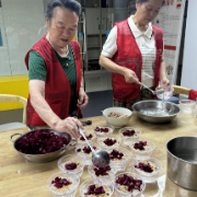 巧手做冰粉，清凉伴耆老