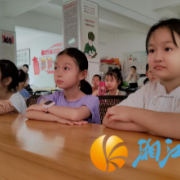 英才园社区：观《八佰》忆往昔烽火，承遗志展少年担当