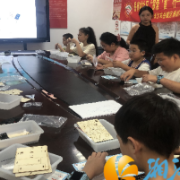 岳南村社区开展“炫彩光纤”科学实践活动