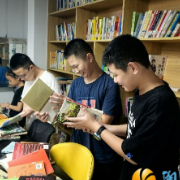 “小小图书管理员”上岗！萌娃志愿服务点亮书香假期