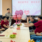 八对金婚“老伙计”七夕聚首华茂社区 共诉半世纪“情话”