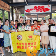 金婚定格浪漫，银发共叙美好