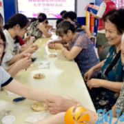 祖孙共话七夕 温情点亮社区