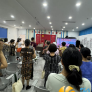 巧手制作七夕韵，银发相伴享温馨