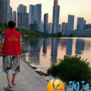 银发生辉护碧水 全民携手筑平安