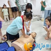 梅溪湖街道梅园社区开展“夏日防溺 ‘救’在身边”溺水应急与救援技能实操活动